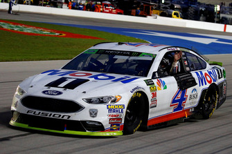 Race winner Kevin Harvick, Stewart-Haas Racing, Ford Fusion Mobil 1
