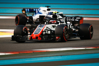 Kevin Magnussen, Haas F1 Team VF-18 leads Lance Stroll, Williams FW41
