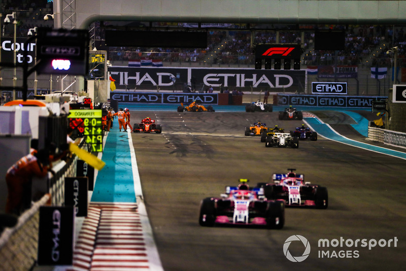 Esteban Ocon, Racing Point Force India VJM11, precede Sergio Perez, Racing Point Force India VJM11, e Marcus Ericsson, Sauber C37