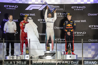 Bradley Lord, hoofd communicatie Mercedes-Benz Motorsport, Sebastian Vettel, Ferrari, Lewis Hamilton, Mercedes AMG F1, Max Verstappen, Red Bull Racing, op het podium