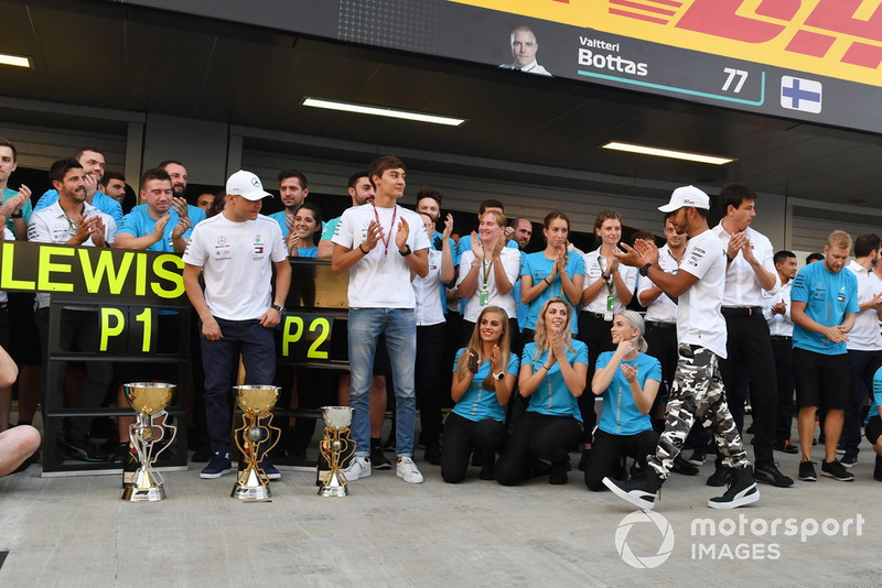 Ünneplés a garázs előt - Szocsi - Orosz Nagydíj - F1 2018