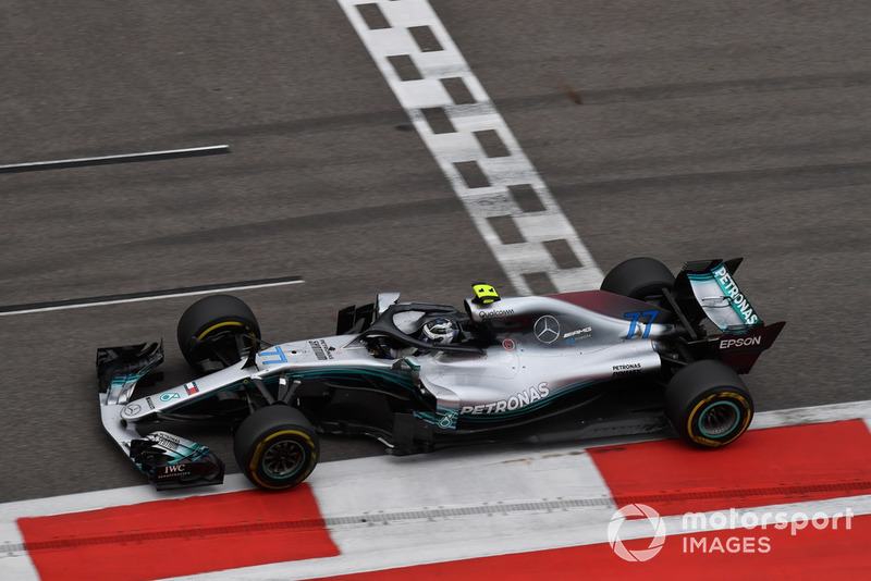 Wolff speaks to Bottas after the flag