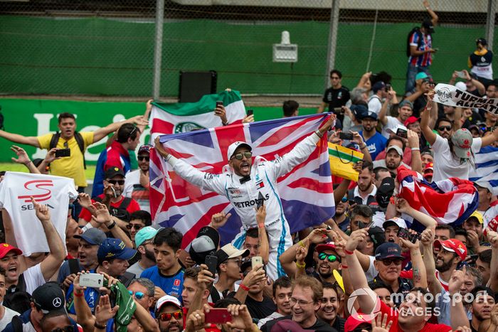 Lewis Hamilton, fan de Mercedes AMG F1 y bandera de la Unión y los fanáticos celebran
