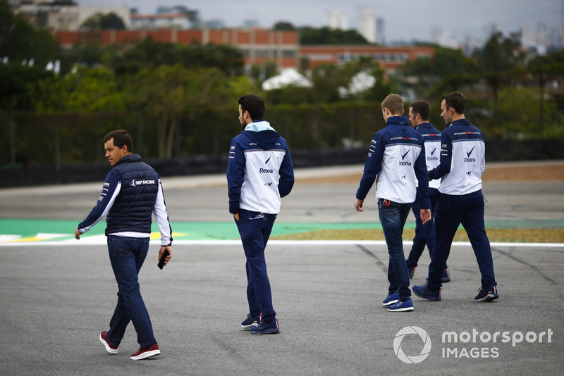 Sergey Sirotkin, Williams Racing, parcourt la piste à pied