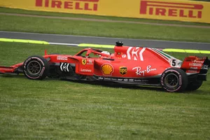 Sebastian Vettel, Ferrari SF71H traverse l'herbe après un tout-droit