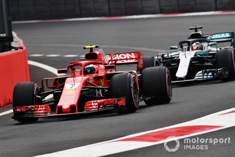 Kimi Raikkonen, Ferrari SF71H e Lewis Hamilton, Mercedes AMG F1 W09 EQ Power+