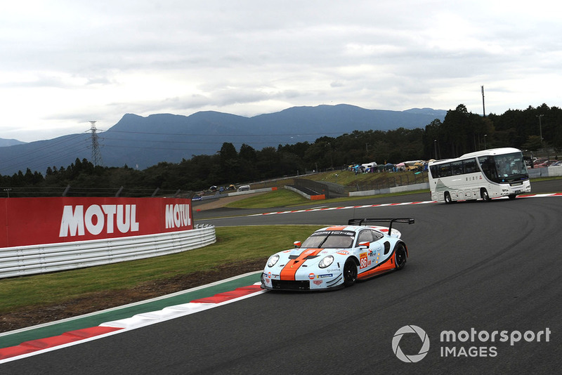 #86 Gulf Racing Porsche 911 RSR: Michael Wainwright, Benjamin Barker, Alex Davison y el autobús safari en pista