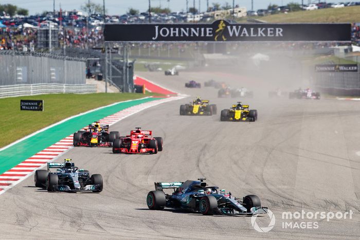 Lewis Hamilton, Mercedes AMG F1 W09 EQ Power+, Valtteri Bottas, Mercedes AMG F1 W09 EQ Power+, Sebastian Vettel, Ferrari SF71H, Daniel Ricciardo, Red Bull Racing RB14, en la salida