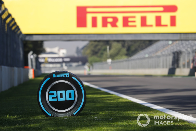 Penanda titik pengereman 200 meter dengan branding Pirelli