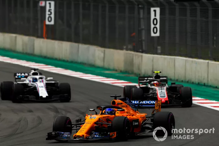 Fernando Alonso, McLaren MCL33, Kevin Magnussen, Haas F1 Team VF-18, y Lance Stroll, Williams FW41