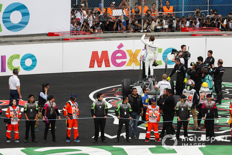 Lewis Hamilton, Mercedes AMG F1, celebra su quinto mundial