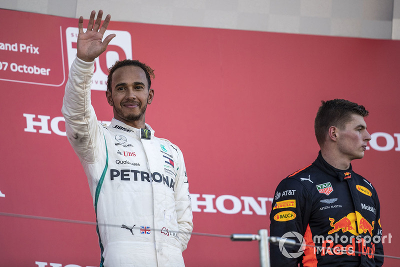 Lewis Hamilton, Mercedes AMG F1 y Max Verstappen, Red Bull Racing RB14 celebra