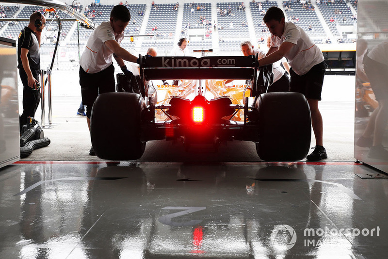 Fernando Alonso, McLaren MCL33, regresa al garaje
