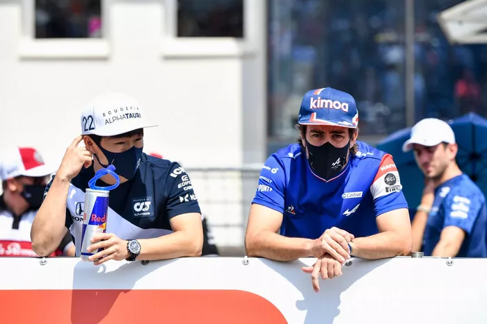 Yuki Tsunoda, AlphaTauri, Fernando Alonso, Alpine F1 en el desfile de pilotos
