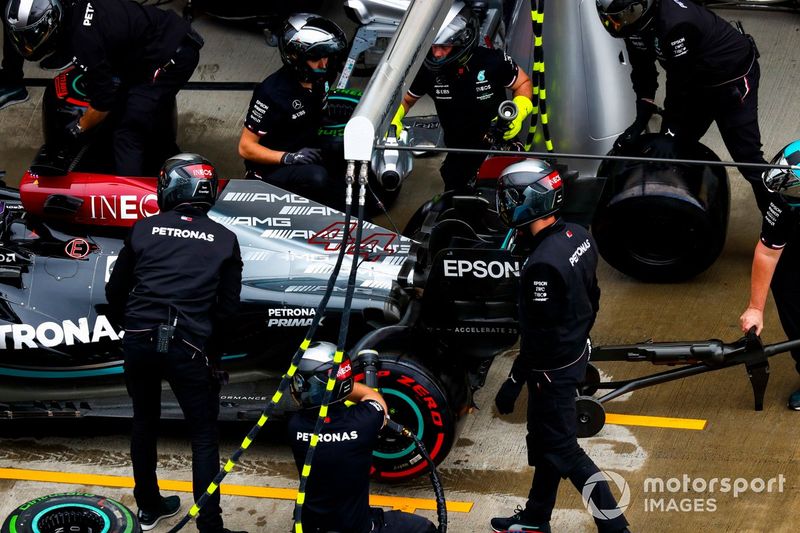 Lewis Hamilton, Mercedes W12, en el pit lane