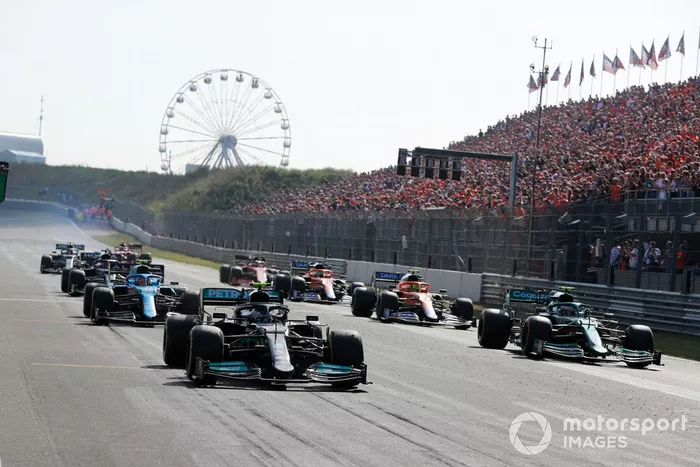 Valtteri Bottas, Mercedes W12, Sebastian Vettel, Aston Martin AMR21, Esteban Ocon, Alpine A521, y otros en la parrilla al final de la FP2