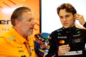 Zak Brown, Director General de McLaren Racing, con Oscar Piastri, Equipo McLaren F1