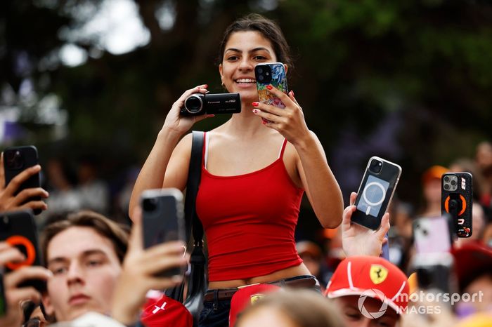 Un aficionado espera para conocer a los pilotos