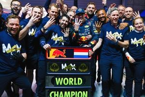 O campeão do mundo Max Verstappen, da Red Bull Racing, festeja com a sua equipa