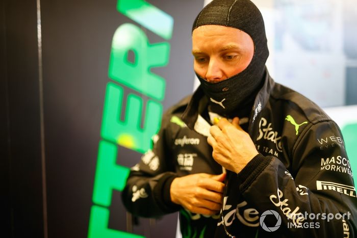 Valtteri Bottas, Stake F1 Team KICK Sauber, se viste en el garaje