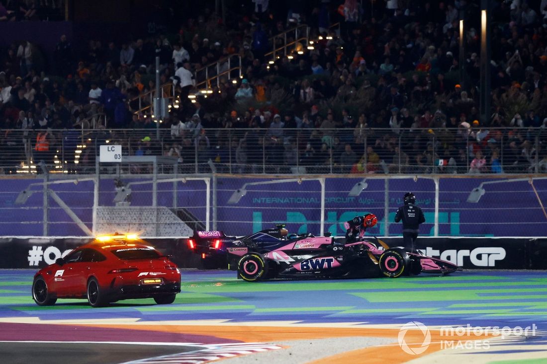 Esteban Ocon, Alpine A524, Franco Colapinto, Williams FW46, chocan en la primera vuelta