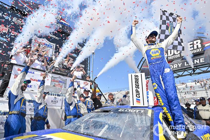 Ganador de la carrera Chase Elliott, Hendrick Motorsports, NAPA Auto Parts Chevrolet Camaro