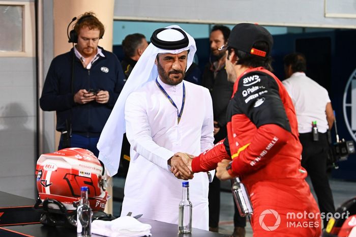 Mohammed bin Sulayem, Presidente de la FIA, felicita a Carlos Sainz Jr. de Ferrari