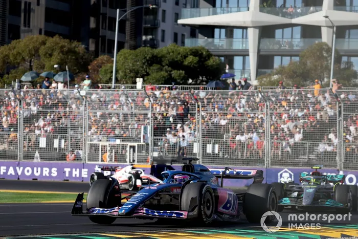 Fernando Alonso, Alpine A522, Lewis Hamilton, Mercedes W13