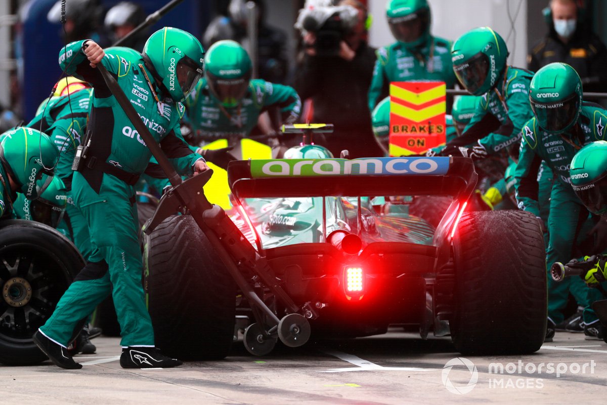 Sebastian Vettel, Aston Martin AMR22, en los pits.