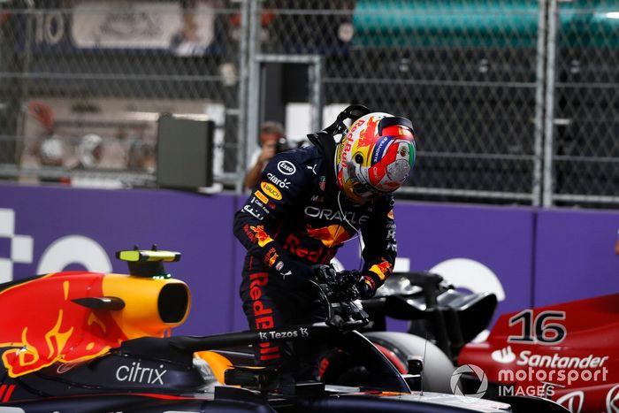 Ganador de la pole, Sergio Pérez, de Red Bull Racing, celebra tras la clasificación
