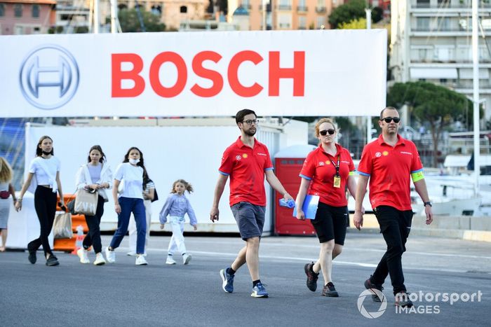 Trabajadores de Avalanche Andretti pasean por la pista