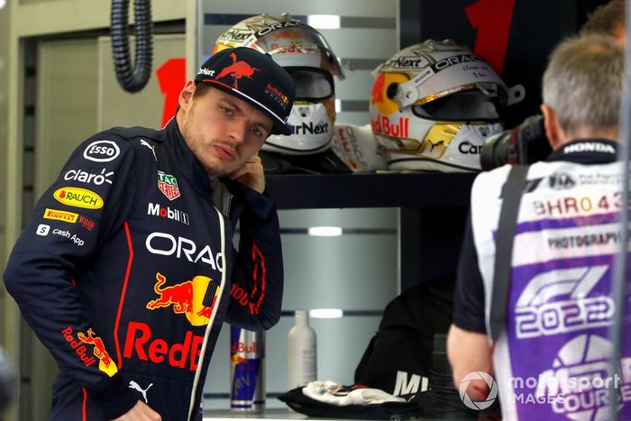 Max Verstappen, de Red Bull Racing, en el garaje tras retirarse de la carrera