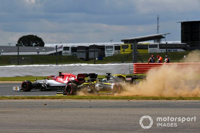 Nico Hulkenberg, Renault F1 Team R.S. 19 se va de largo y Antonio Giovinazzi, Alfa Romeo Racing C38 