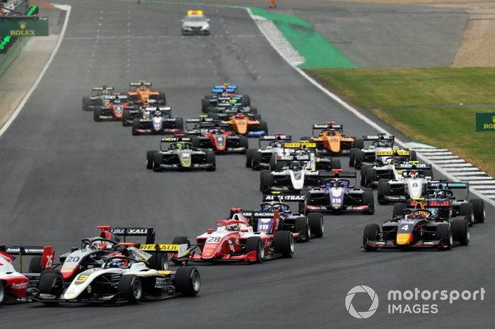 Christian Lundgaard, ART Grand Prix, Leonardo Pulcini, Hitech Grand Prix and Robert Shwartzman, PREMA Racing en la salida