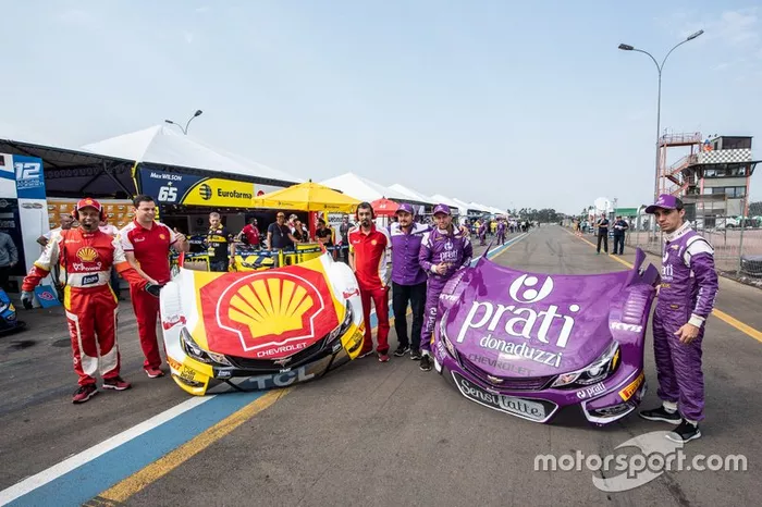 Transplante de capôs dos carros Shell e Prati Donaduzzi na etapa do Velopark
