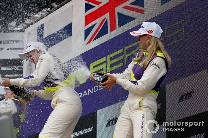 Podio: Ganadora Alice Powell, tercera Beitske Visser