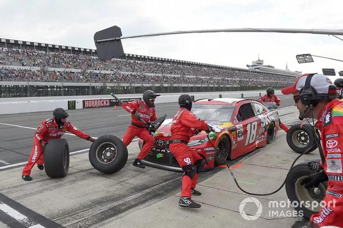  Kyle Busch, Joe Gibbs Racing, Toyota Camry M&M's Skittles