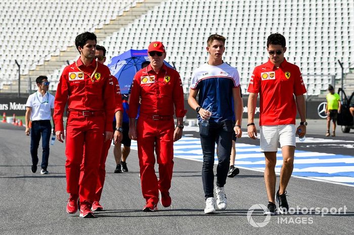 Charles Leclerc, Ferrari, ispeziona il circuito con il fratello Arthur Leclerc e i meccanici