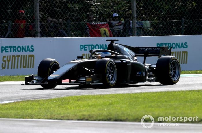 Jean Alesi prueba los nuevos neumáticos Pirelli de 18 pulgadas para las próximas temporada de F2