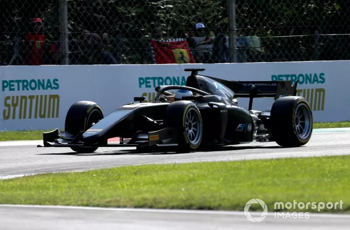 Jean Alesi prueba los nuevos neumáticos Pirelli de 18 pulgadas para las próximas temporada de F2 