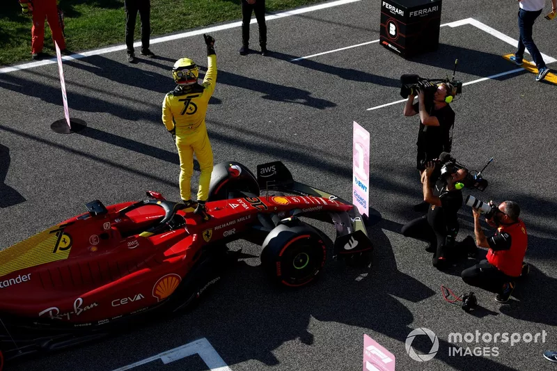Charles Leclerc, Ferrari, festeggia sulla griglia di partenza dopo aver ottenuto la pole position
