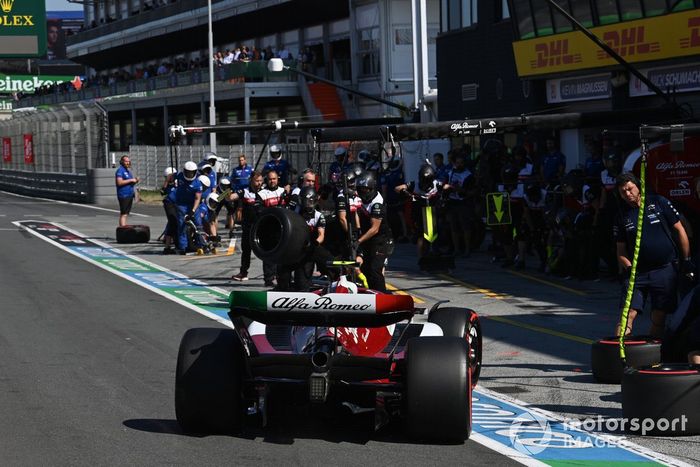 Zhou Guanyu, Alfa Romeo C42, hace una parada en boxes durante la FP3