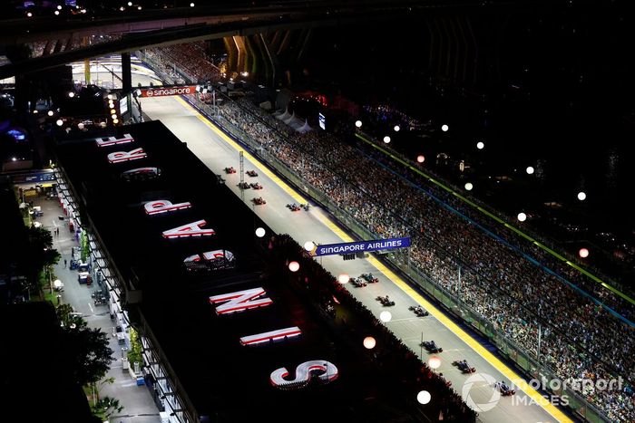 Sergio Pérez, Red Bull Racing RB18, Charles Leclerc, Ferrari F1-75, Carlos Sainz, Ferrari F1-75, Lewis Hamilton, Mercedes W13, el resto de la parrilla de salida