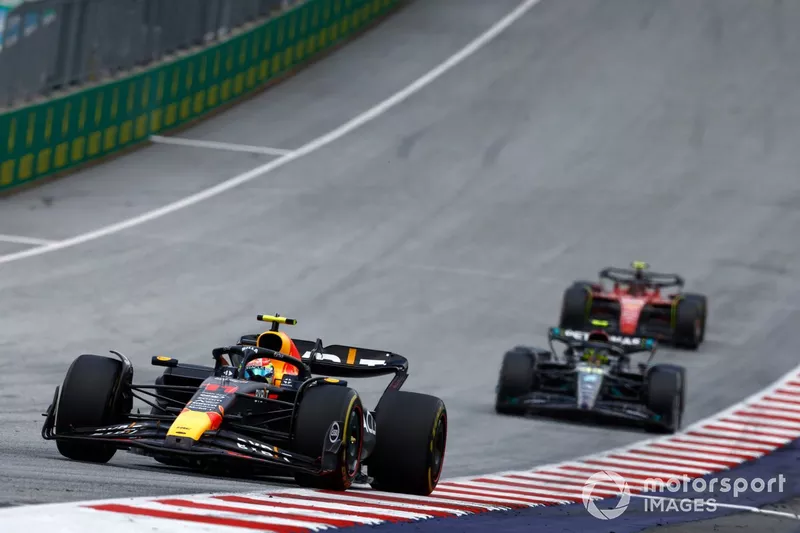 Sergio Perez, Red Bull Racing RB19, Lewis Hamilton, Mercedes F1 W14, Carlos Sainz, Ferrari SF-23