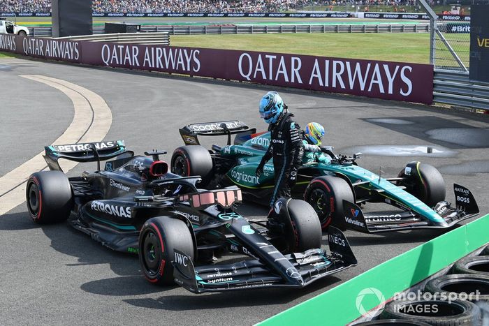 George Russell, Mercedes F1 W14, Fernando Alonso, Aston Martin AMR23, al final de la clasificación