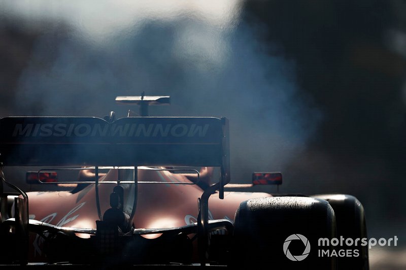 Humo de la parte trasera de Charles Leclerc, Ferrari SF90