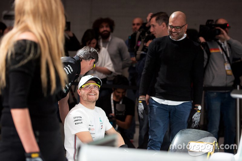 Valtteri Bottas, Mercedes-AMG Petronas Motorsport compete nella Pit stop challenge