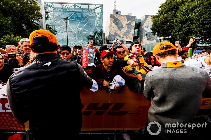Carlos Sainz Jr., McLaren e Lando Norris, McLaren, firmano autografi ai tifosi all'evento a Federation Square