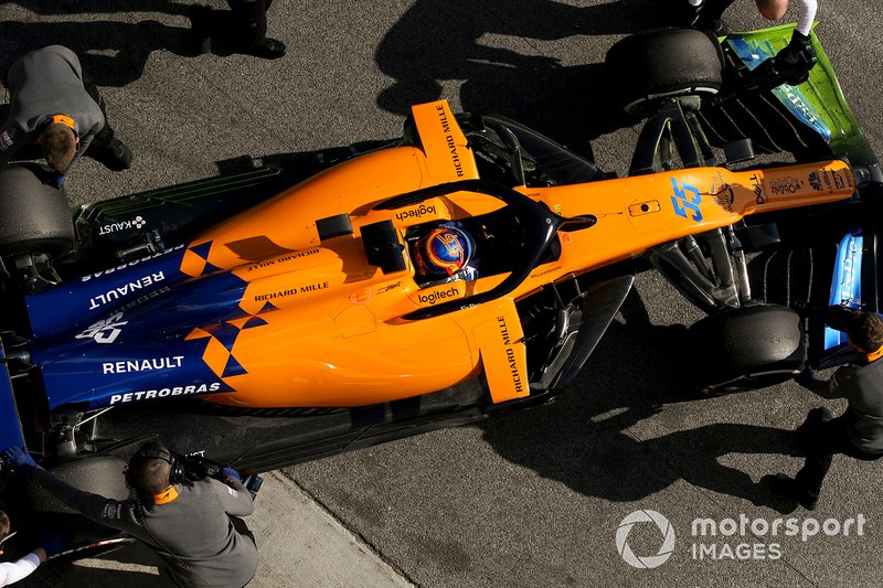 Carlos Sainz Jr., McLaren MCL34, si ferma nella sua piazzola box