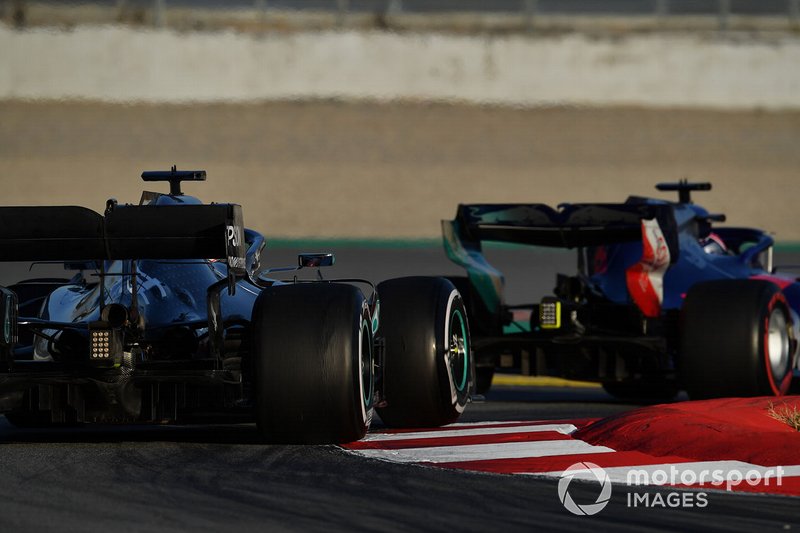 Lewis Hamilton, Mercedes-AMG F1 W10 EQ Power+ e Daniil Kvyat, Scuderia Toro Rosso STR14